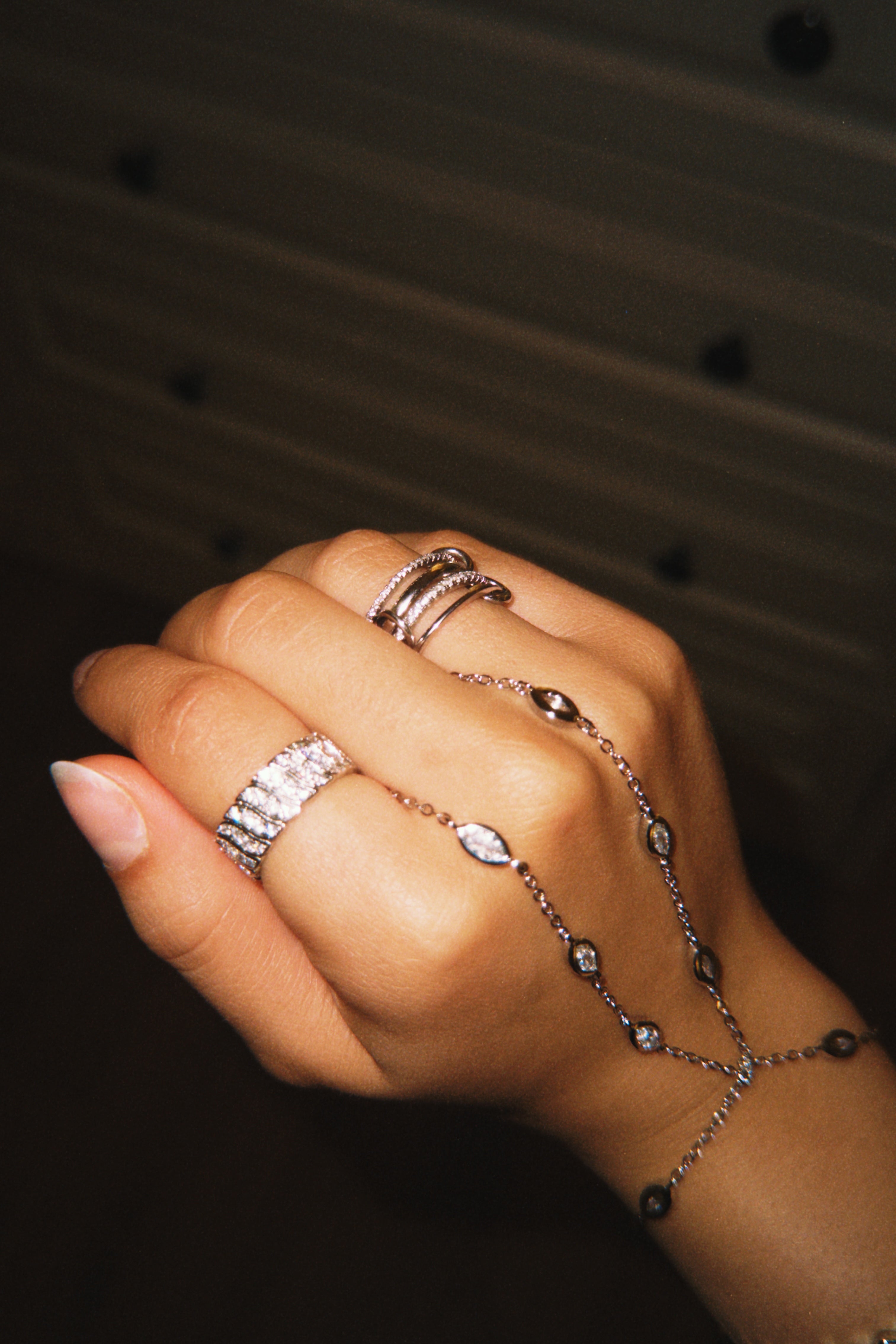 CELESTIA SILVER HAND CHAIN