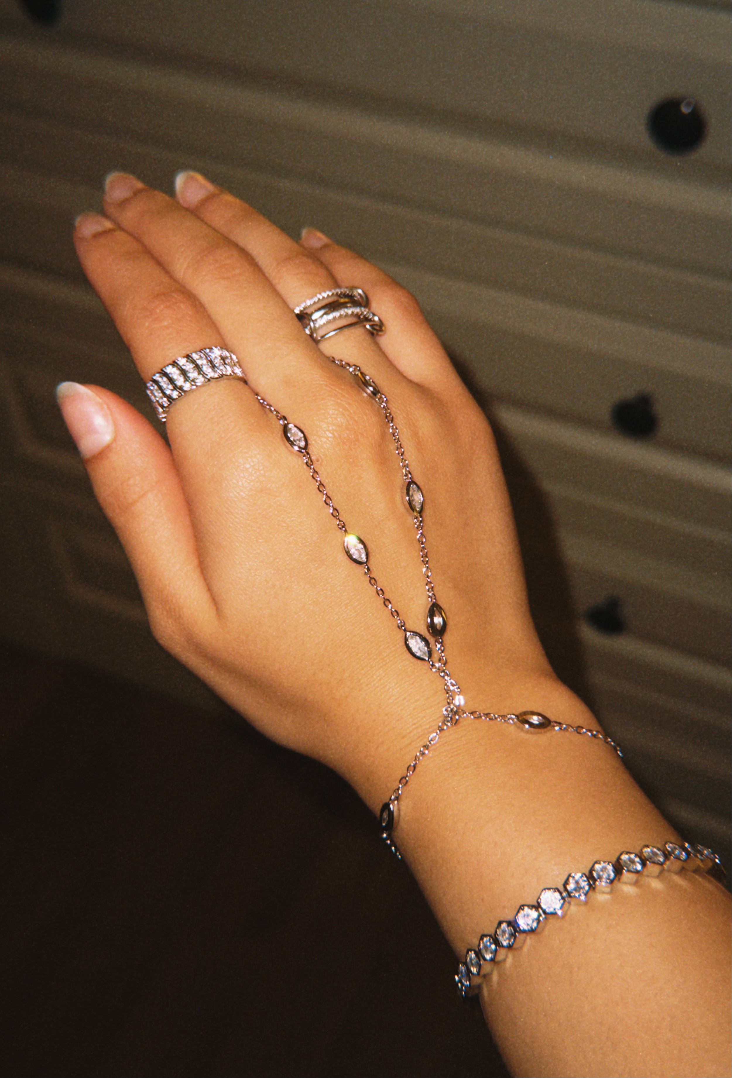 CELESTIA SILVER HAND CHAIN