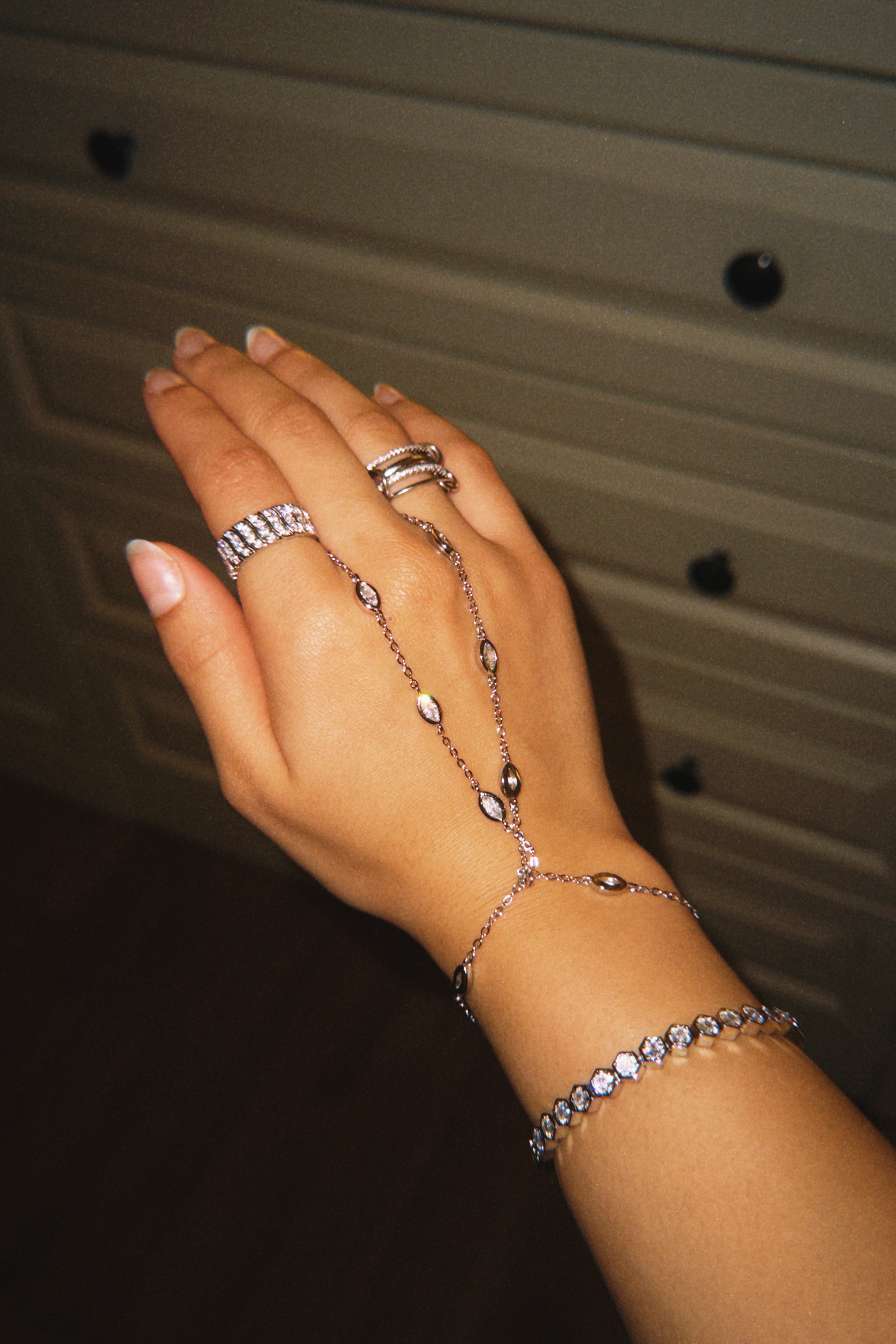 CELESTIA SILVER HAND CHAIN